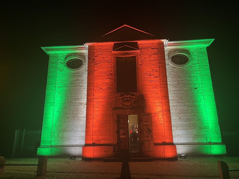 Irische Farben begrüßten die Besucher der Kirche schon von weitem  (Foto: oas)