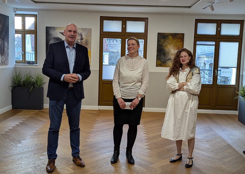 Bürgermeister Steffen Grimm (links) und Schlossmuseumsleiterin Dr. Carolin Schäfer, (rechts) freuen sich über die neue Ausstellung der Künstlerin Omaia Akil (Mitte). (Foto: Janine Skara)