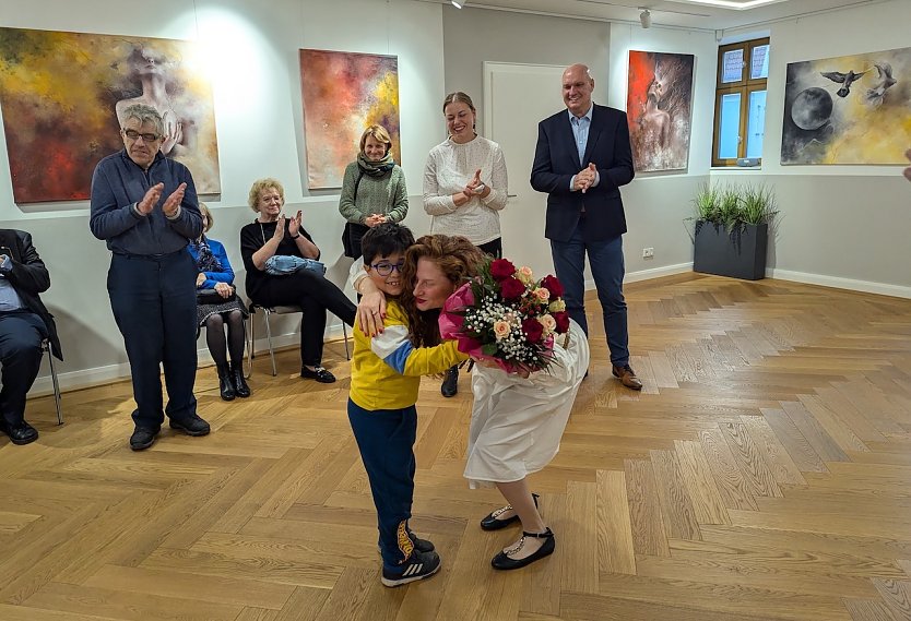 Herzliche Begrüßung bei der Sonderausstellung von Omaia Akil im Sondershäuser Rathaus (Foto: Janine Skara)