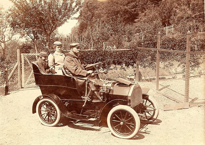 Friedrich Kampmann in seinem Rolls Royce (Foto: Klaus Liebenrodt)