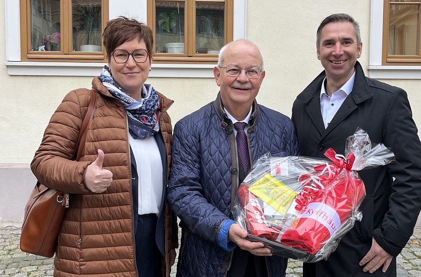 Eingerahmt von gratulierenden Sparkassenvorständen: links Sindy Ritzke und rechts Vorstandsvorsitzender René Leipnitz (Foto: oas)