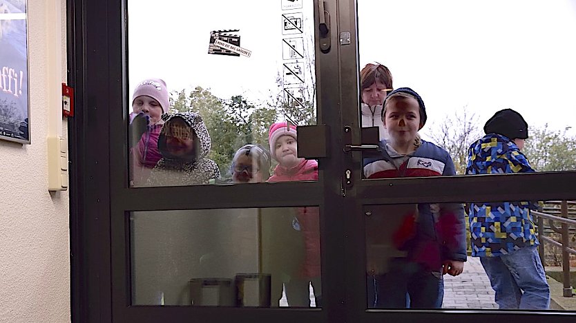 Kinder dr&uuml;cken sich am Kinoeingang kurz vor Einlass die Nasen platt  (Foto: Fred B&ouml;hme / Archiv Panorama Museum)