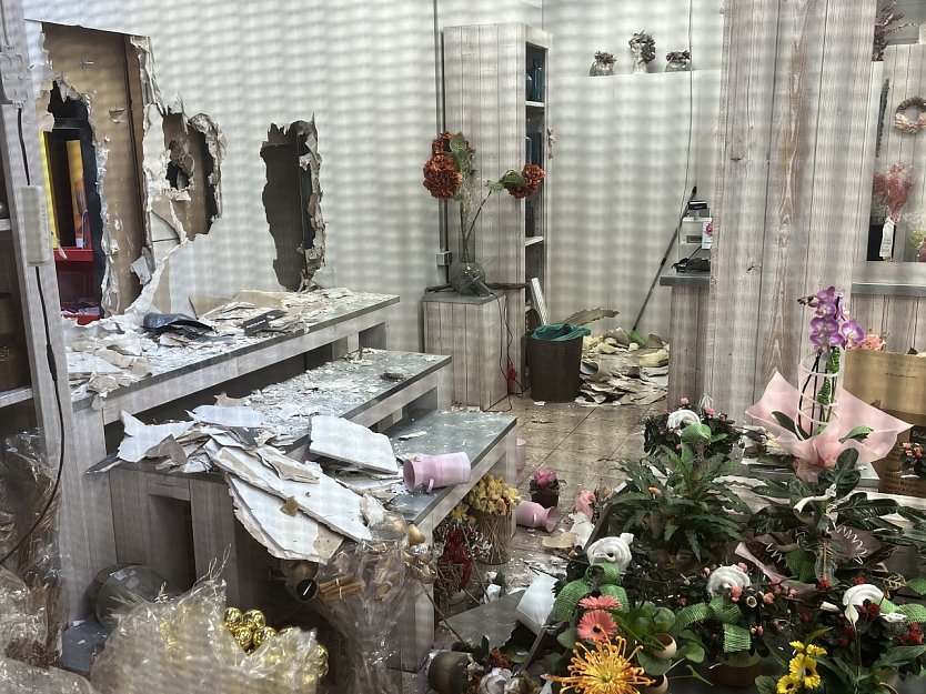 Vom Floristen aus versuchten die Einbrecher in den Tabakwarenladen zu gelangen (Foto: S. Dietzel)