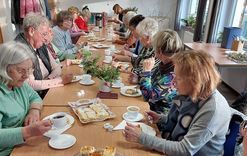 Bastelnachmittag im Seniorentreff (Foto: W.Dittrich) Bastelnachmittag im Seniorentreff (Foto: W.Dittrich)