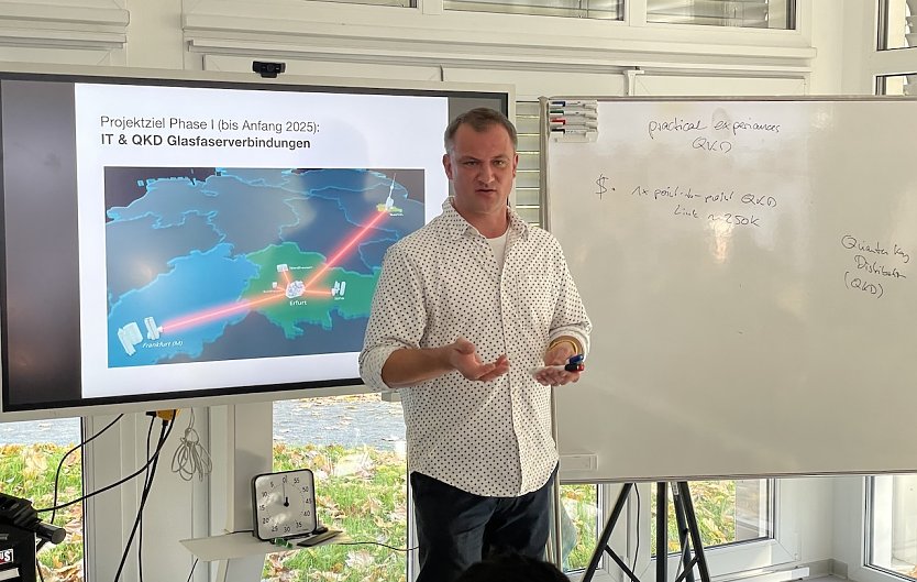 Prof. Dr.-Ing. Thomas H&uuml;hn beim Anwenderworkshop zur Quantenschl&uuml;sselverteilung (QKD) im HIKE-Lab der Hochschule Nordhausen (Foto: Hochschule Nordhausen)