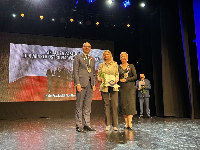 B&uuml;rgermeisterin Rieger nimmt stellvertretend die Verdienstmedaille f&uuml;r den Freundeskreis Nordhausen � Ostr&oacute;w Wielkopolski entgegen (Foto: Stadt Nordhausen)