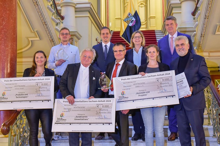 Bildunterschrift: Die Preistr&auml;ger der Umweltallianz Sachsen-Anhalt, zusammen mit dem Umweltminister Prof. Dr. Armin Willingmann (r.) (Foto: IHK Halle-Dessau )