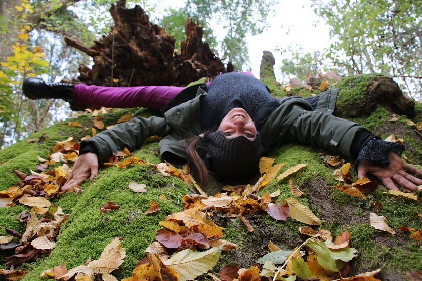 Jana Korb sucht Bodenhaftung in den Baumwipfeln (Foto: Förderverein Park Hohenrode)