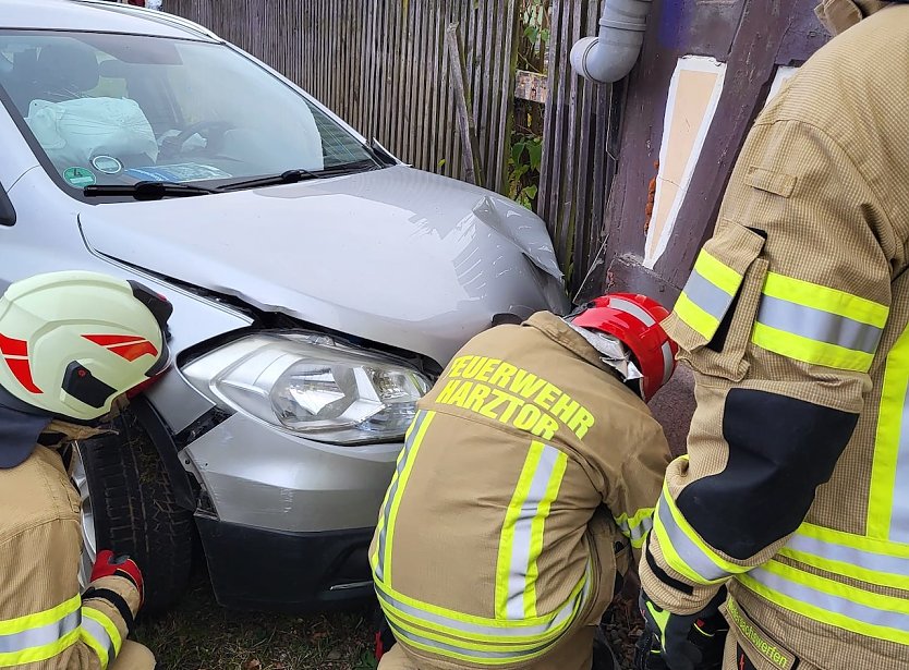 Auto gegen die Wand gefahren (Foto: Feuerwehr Harztor)