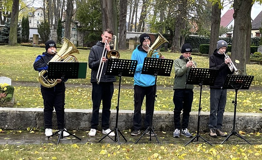 Die N&auml;gelsteder Blechs&auml;cke untermalten die Gedenkfeier (Foto: oas)