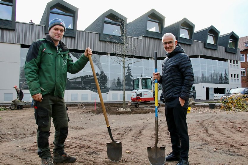 v.l.: Benjamin August, eine Sumpfeiche die einmal mit sch&ouml;ner Herbstf&auml;rbung erfreuen soll und Bauherr Axel Heck  (Foto: agl)