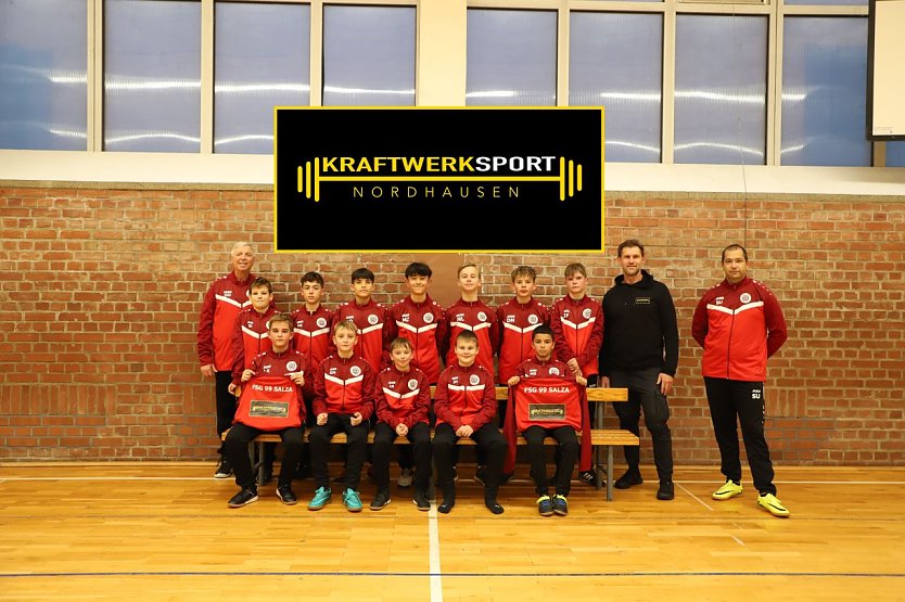 Dank dem "Kraftwerk" gab es jetzt neue Anz&uuml;ge f&uuml;r die D-Jugend (Foto: FSG 99 Salza)