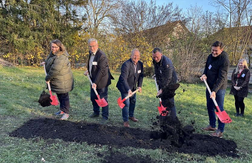 Fröhliches Erdewerfen heute Nachmittag auf einem schrägen Hügel, der ein Bolzplatz werden will  (Foto: oas)