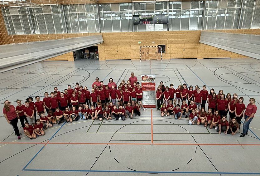 Die f&uuml;nften Klassen des Schiller-Gymnasiums freuen sich &uuml;ber neue Schul-Shirts (Foto: Schillergymnasium Bleicherode)