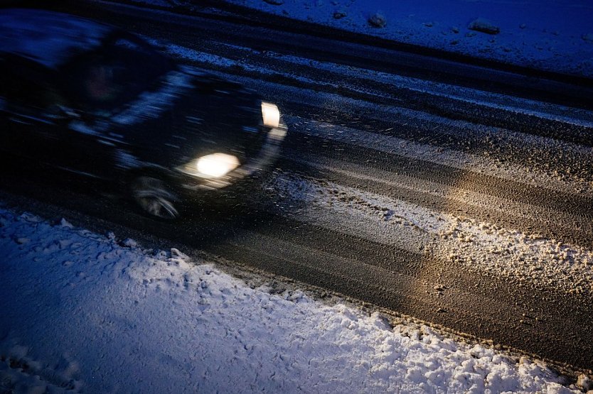 Nicht nur die Scheiben, auch Autodach, Motorhaube und Scheinwerfer müssen vor Fahrtbeginn vom Schnee befreit sein. (Foto: Steve Bauerschmidt/ADAC Hessen-Thüringen)