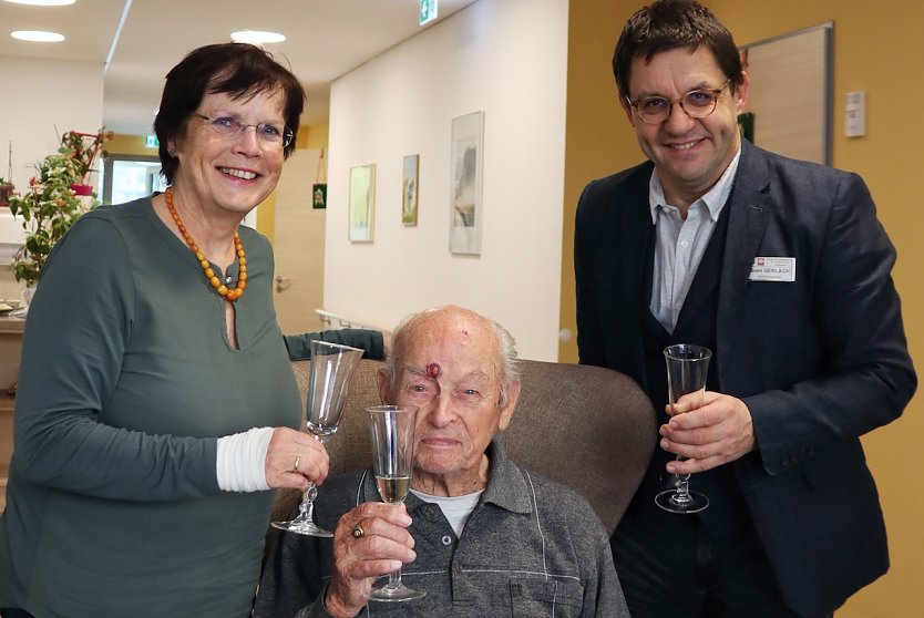 Hildegard Seidel (links) und Sven Gerlach (rechts) gratulieren Horst Adam (Mitte) zum 102. Geburtstag (Foto: Stadtverwaltung Nordhausen)