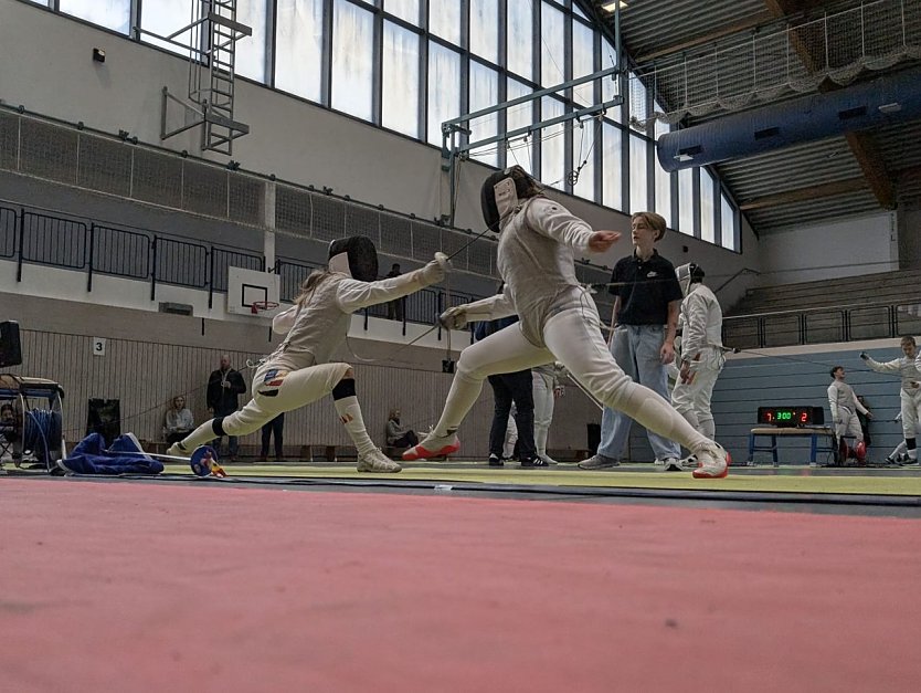 Mara und Tabea beim Vereinsduell (Foto: Fechtsprtclub Nordhausen)