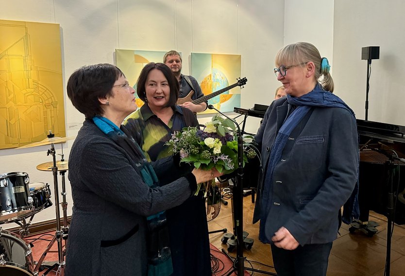 Gl&uuml;ckw&uuml;nsche f&uuml;r Ute Zyrus-Gonska (rechts im Bild) (Foto: Stadtverwaltung Nordhausen)