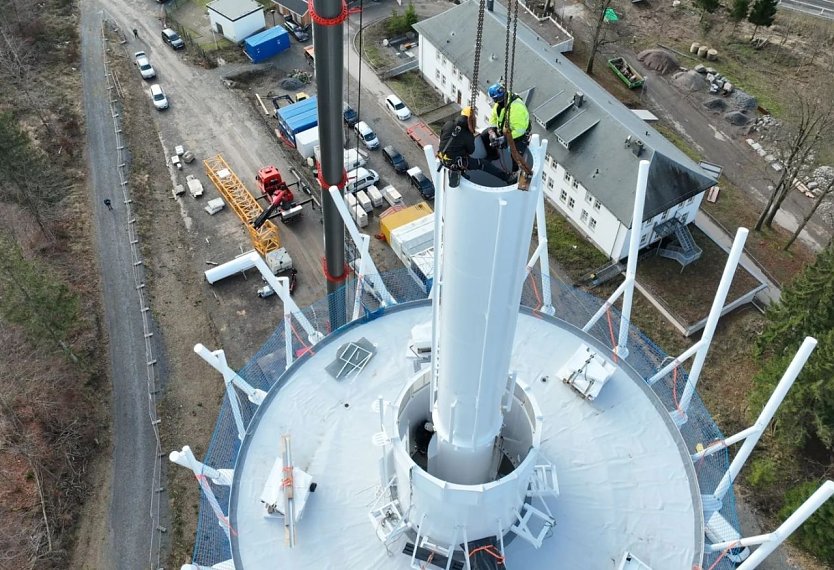 In luftiger H&ouml;he wird der Besenstiel montiert. (Foto: Landkreis Nordhausen)
