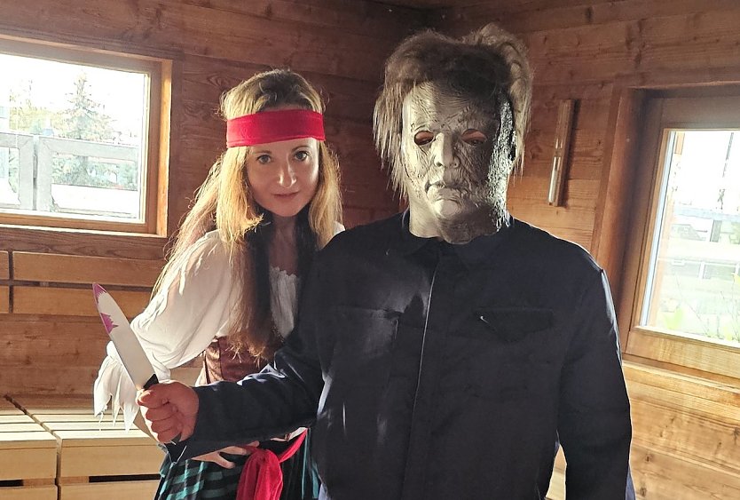 Piraten-Girl Jenny und Lukas als Micheal Myers � Hauptschurke der Halloween-Horrorfilmreihe (Foto: Badehaus Nordhausen)