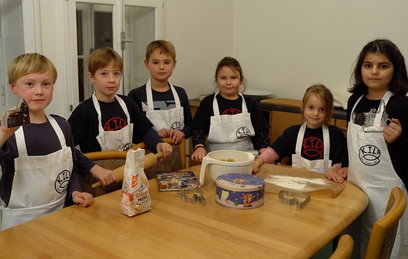 Kinder backen Plätzchen im KILA (Foto: F.Tuschy ) Kinder backen Plätzchen im KILA (Foto: F.Tuschy )