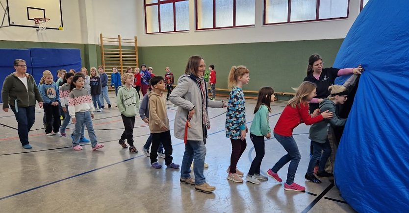 Gespannte Erwartung bei Sch&uuml;lern und Lehrern, was sie wohl im himmelblauen Zelt erwartet (Foto: T.Benich)