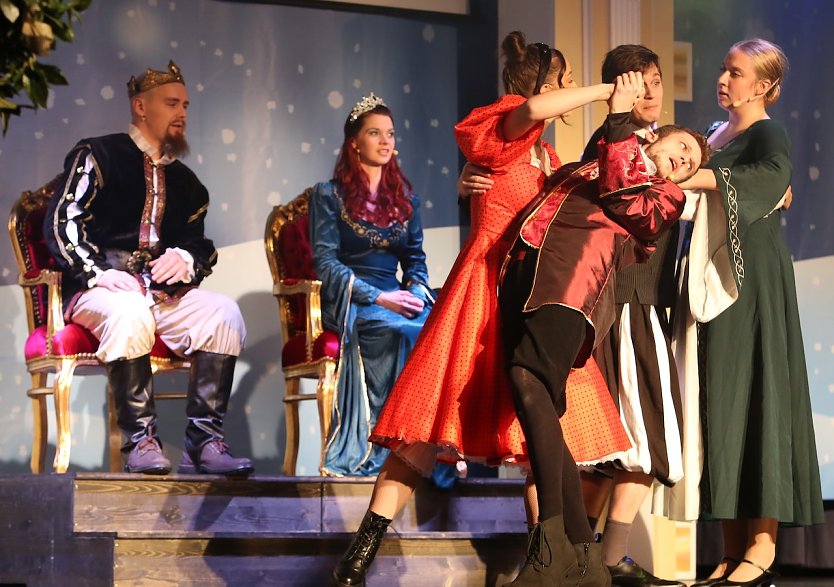 Musik, Tanz, Spiel in tollen f&auml;rben und Kost&uuml;men: Drei Haseln&uuml;sse f&uuml;r Aschenbr&ouml;del im KKZ am zweiten Advent. (Foto: Manthey Events)