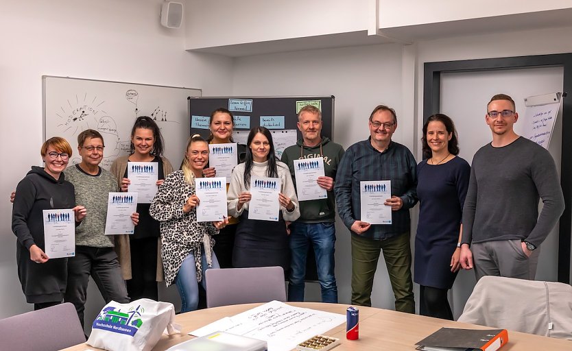 Gemeinsam gewachsen: Die Teilnehmenden des modularen F&uuml;hrungskr&auml;fteentwicklungsprogramms der Hochschule Nordhausen bei der &Uuml;bergabe ihrer Zertifikate. (Foto: Maurice T&ouml;pfer)
