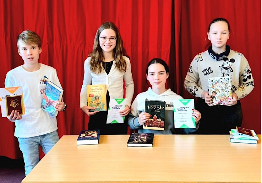 Die besten Vorleser (von links nach rechts): Tristan Finn Scherfling (6/3), Theresa Eleni L&ouml;ffler (6/4), Laura Wei&szlig; (6/2) und Henrieke-Paula Nebelung (6/3) (Foto: Herder Gymnasium)