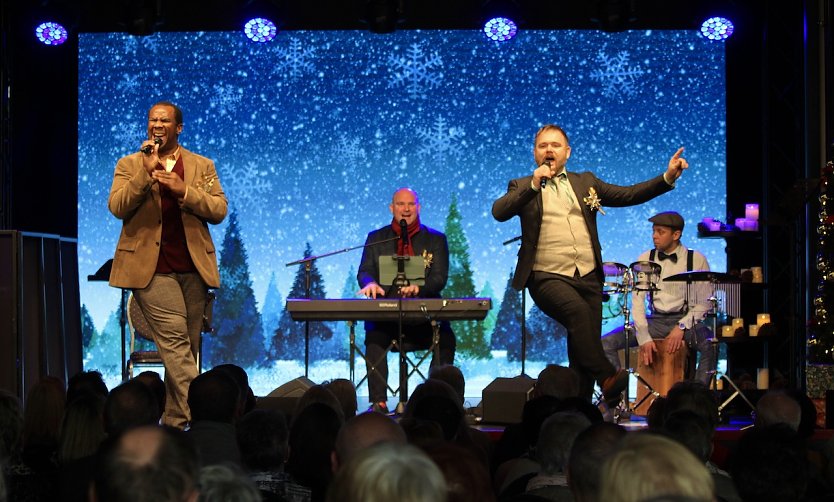 Das Tenortrio Fellas und seine Musiker begeisterten mit ihrem Weihnachtskonzert die Zuschauer im Stocksen in Sondershausen (Foto: Eva Maria Wiegand)