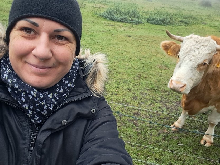 Momentaufnahme: Die neugierige Kuh mit Frau (Foto: Brina Zorn)