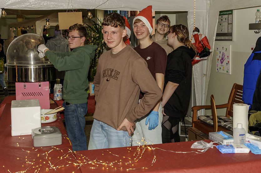 Weihnachtsmarkt an der Grund-und Regelschule &Ouml;stertal wurde fr&ouml;hlich am Nikolaustag gefeiert (Foto: Lisa Hense)