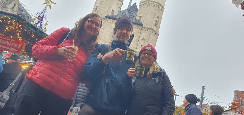 Drei der vier Nordh&auml;user Starter, die sich vor der halleschen Marktkirche nach 107 Kilometern den Gl&uuml;hwein schmecken lie&szlig;en. (Foto: Bodo Schwarzberg)