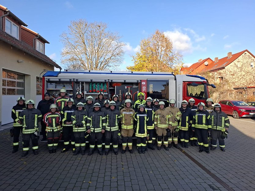 Truppführer Ausbildung der Freiwilligen Feuerwehr erfolgreich bestanden (Foto: Dirk Thieme ) Truppführer Ausbildung der Freiwilligen Feuerwehr erfolgreich bestanden (Foto: Dirk Thieme )