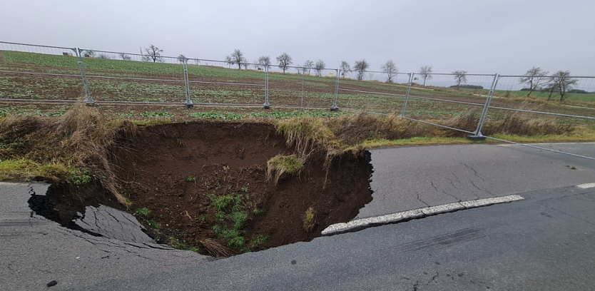 Der Erdfall bei Buchholz hat sich langsam aber stetig vergrößert (Foto: Cornelia Wilhelm) Der Erdfall bei Buchholz hat sich langsam aber stetig vergrößert (Foto: Cornelia Wilhelm)