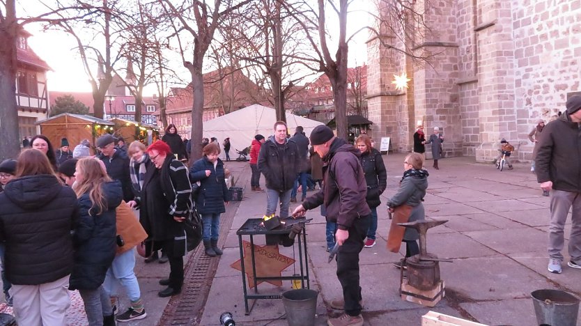 Handwerk auf dem Blasii-Kirchplatz zur Vorweihnachtszeit (Foto: Frank Tuschy)