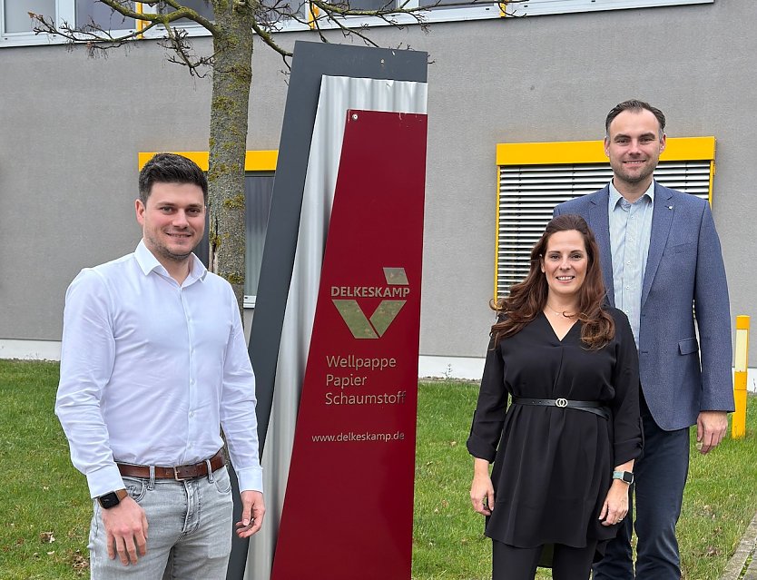 Christin Delert vom Hospiz Am Stadtpark freut sich &uuml;ber die langfristige Unterst&uuml;tzung von DELKESKAMP v.l.n.r. Nicholas Delkeskamp, gesch&auml;ftsf&uuml;hrender Gesellschafter DELKESKAMP; Christin Delert Hospizleitung Hospiz Am Stadtpark und Thorsten Weissbeck, Betriebsleiter der Wellpappenwerke    (Foto: Jana Vogt)