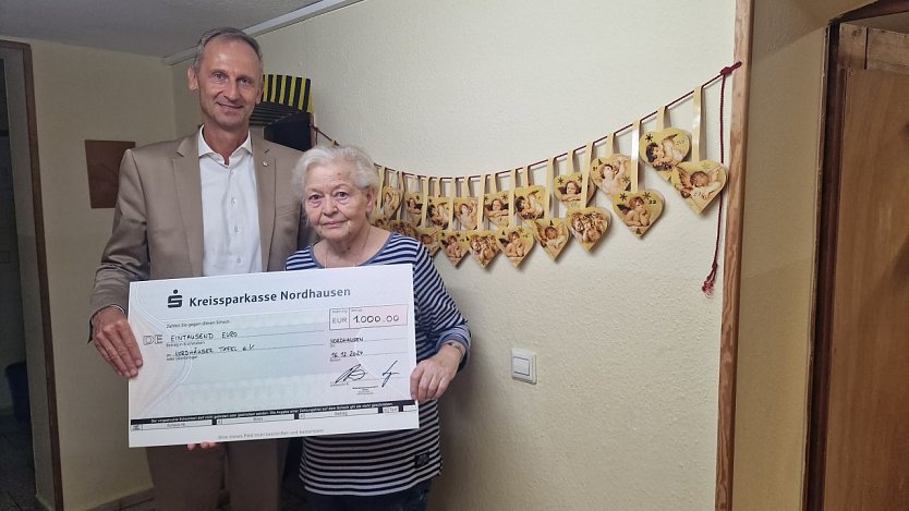 Sven D&ouml;rmann &uuml;berreichte Tafel Chefin Helga Rathnau die Weihnachtsspende (Foto: WBG S&uuml;dharz)