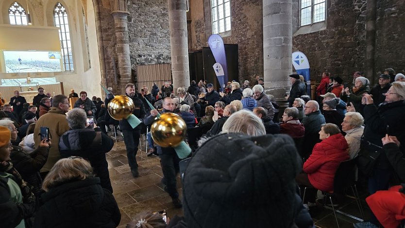 Der Einzug der beiden Goldkugeln wohnte viel Publikum bei (Foto: Evangelischer Kirchenkreis S&uuml;dharz)
