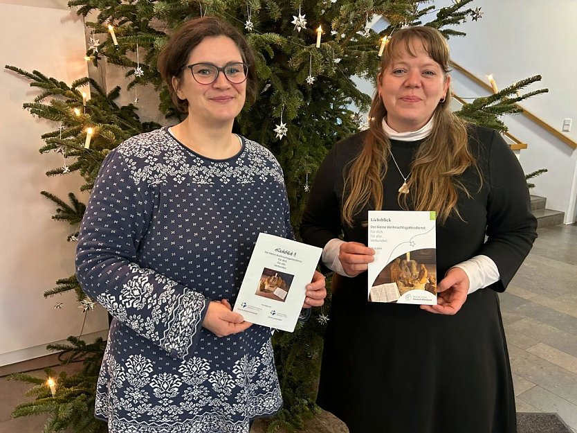 Antje Habke, rechts Stephanie Reinhardt. In den H&auml;nden das gedruckte Gottesdienstheftchen (Foto: Kirchenkreis M&uuml;hlhausen)