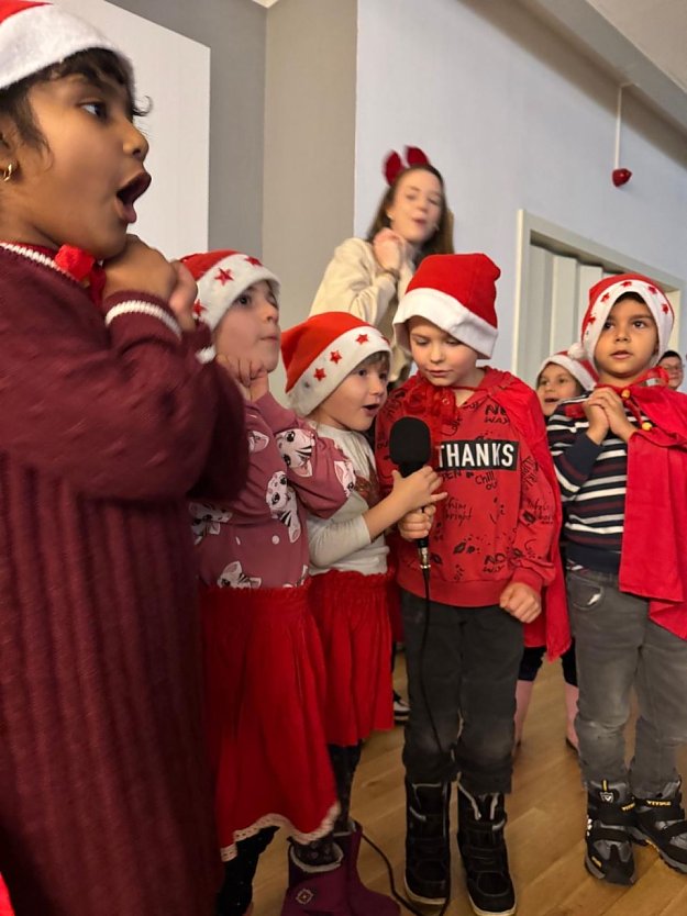 Die Bonifatius Kinder zu Besuch im Pflegeheim (Foto: Ingrid Ziegenfuss-Heller) Die Bonifatius Kinder zu Besuch im Pflegeheim (Foto: Ingrid Ziegenfuss-Heller)