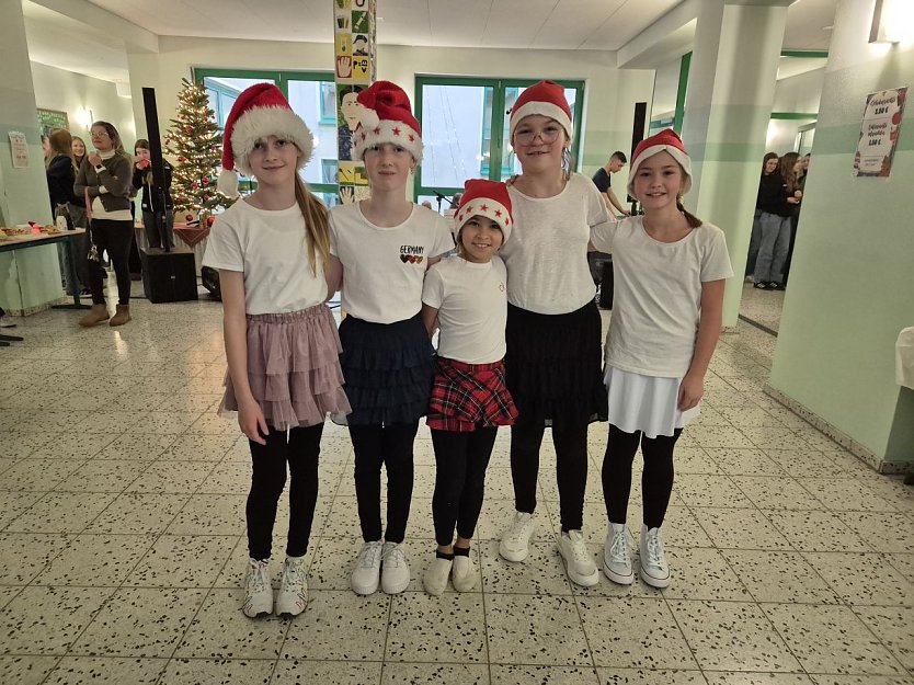 Sch&uuml;lerinnern der 5.2, v.l.: Magdalena Glahn, Melina Koch, Jasmin Wiederhold, Emma Zwonasch, Joyce Beykirch (Foto: Nadine B&ouml;hlitz )