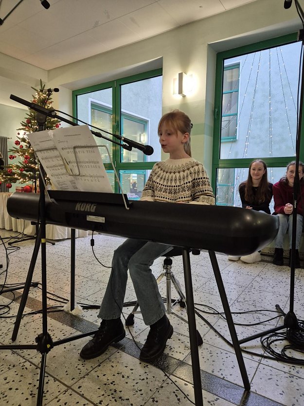 Ella Borskowski am Piano  (Foto: Nadine B&ouml;hlitz)