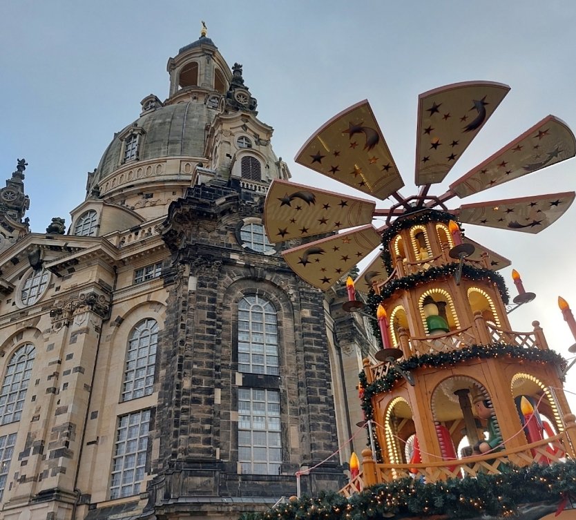 Weihnachtspyramide und Frauenkirche in Dresden (Foto: Jana Schreiber)