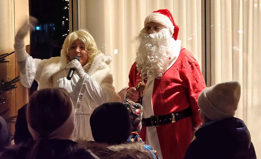 Engel und Weihnachtsmann begeisterten auch heute die Kinder auf dem Nordh&auml;user Weihnachtsmarkt (Foto: P.Blei)