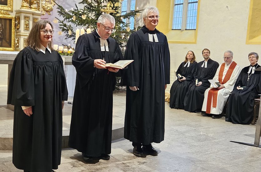 Petra und Dirk Lehner wegen von Superintendent Andreas Schwarze(Mitte) in den Dienst eingef&uuml;hrt (Foto: R.Englert)