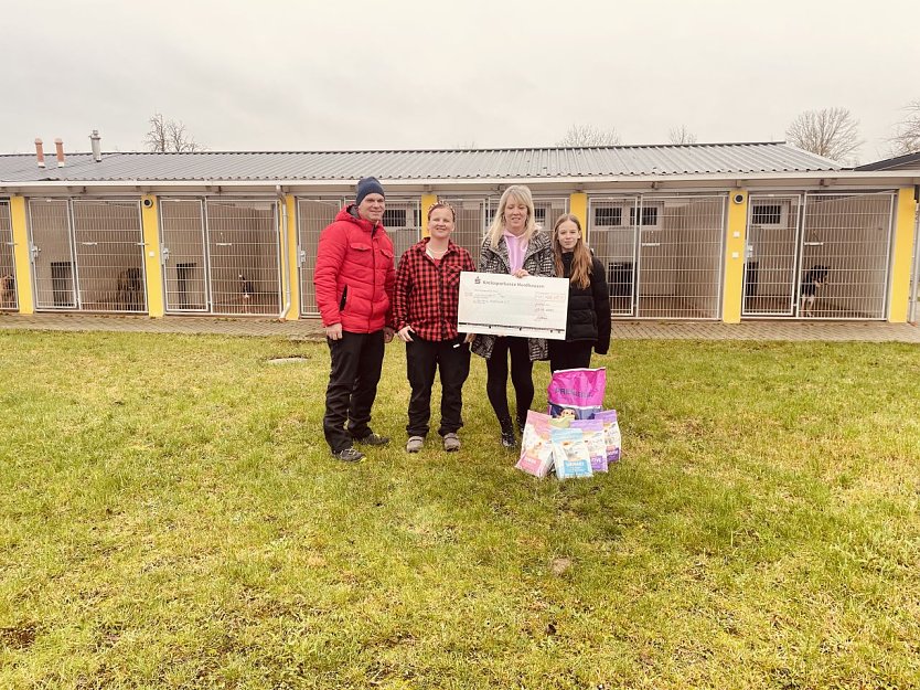 v.r.: Sophie Liebau, Astrid Liebau, Leiterin Tierheim und Maik Liebau (Foto: M. Liebau) v.r.: Sophie Liebau, Astrid Liebau, Leiterin Tierheim und Maik Liebau (Foto: M. Liebau)