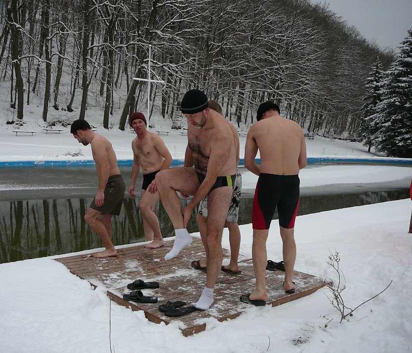 Anbaden in Neustadt (Foto: F&ouml;rderverein Waldbad Neustadt)