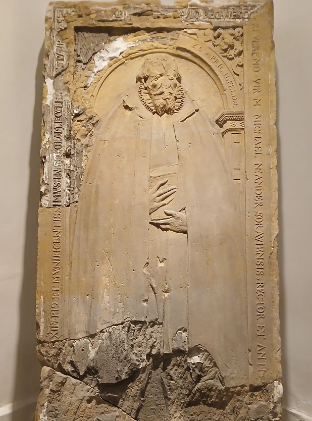 Grabplatte des Michael Neander in der Krypta der Ilfelder Neanderklinik (Foto: Tim Schäfer) Grabplatte des Michael Neander in der Krypta der Ilfelder Neanderklinik (Foto: Tim Schäfer)