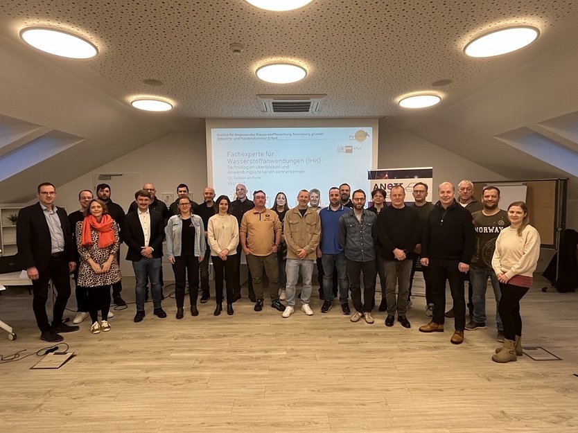 Marcel &Uuml;bensee (Leiter Regionalb&uuml;ro der IHK in M&uuml;hlhausen), Dr. Sebastian Funk (HySON Institut), Antonia Dawo (WaldResort), Felix Freitag (Klimaschutzmanager Unstrut-Hainich-Kreis) sowie Teilnehmende des Lehrgangs (Foto: IHK Erfurt/ Michael Schemann)
